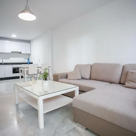 En La Carihuela Con Piscina Y Parking, Al Lado De La Playa * Torremolinos