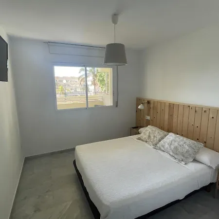 Apartamento En La Carihuela Con Piscina Y Parking, Al Lado De La Playa * Torremolinos