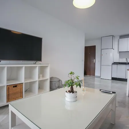 Appartamento En La Carihuela Con Piscina Y Parking, Al Lado De La Playa Torremolinos