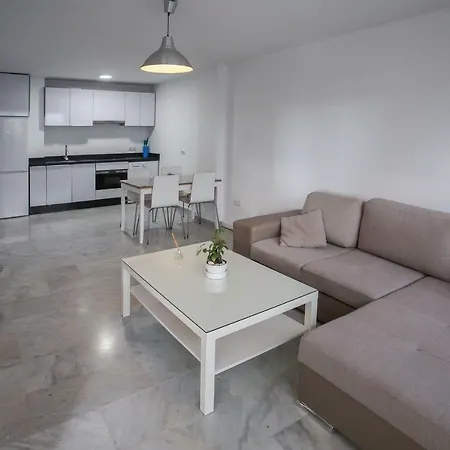 Apartamento En La Carihuela Con Piscina Y Parking, Al Lado De La Playa Torremolinos